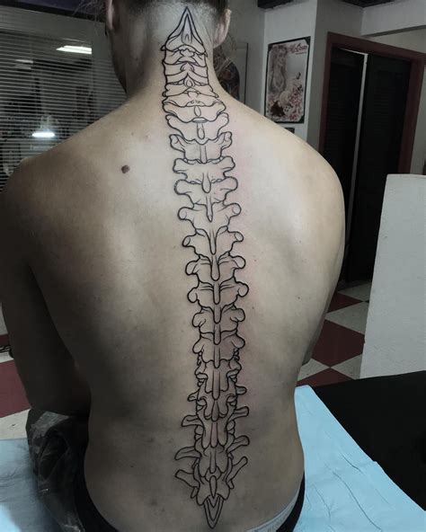 tatouage polynesien colonne vertebrale homme|7 idées de Tatouage colonne vertébrale 